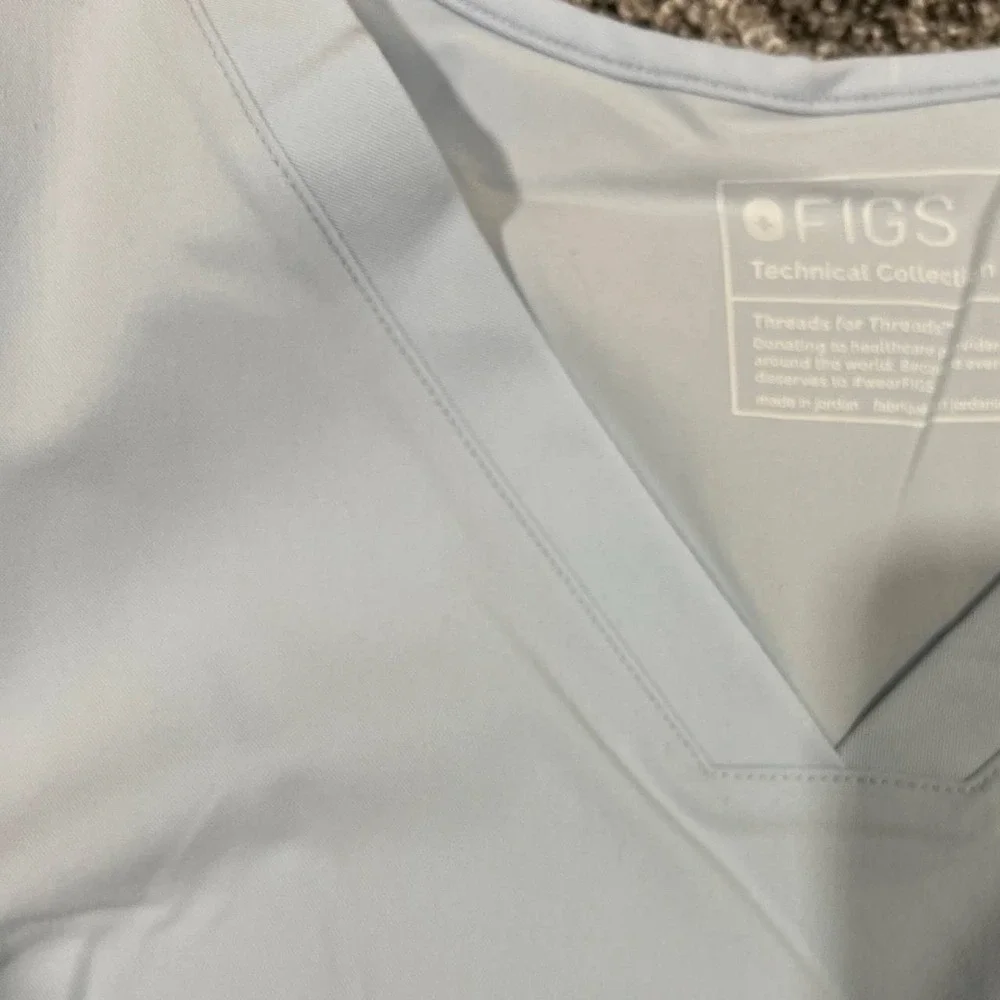 FIGS Women's Casma Three-Pocket Scrub‎ Top in Light Blue Size 4XL